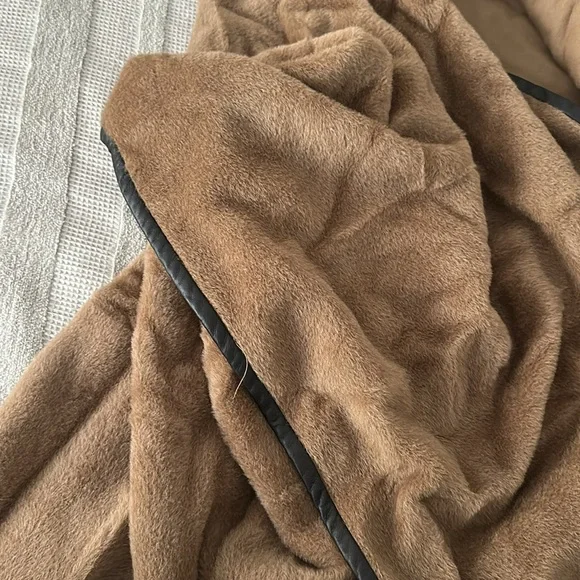 Sofia Cashmere Alpaca Wool Cape with Leather Trim – One Size - Picture 3 of 3